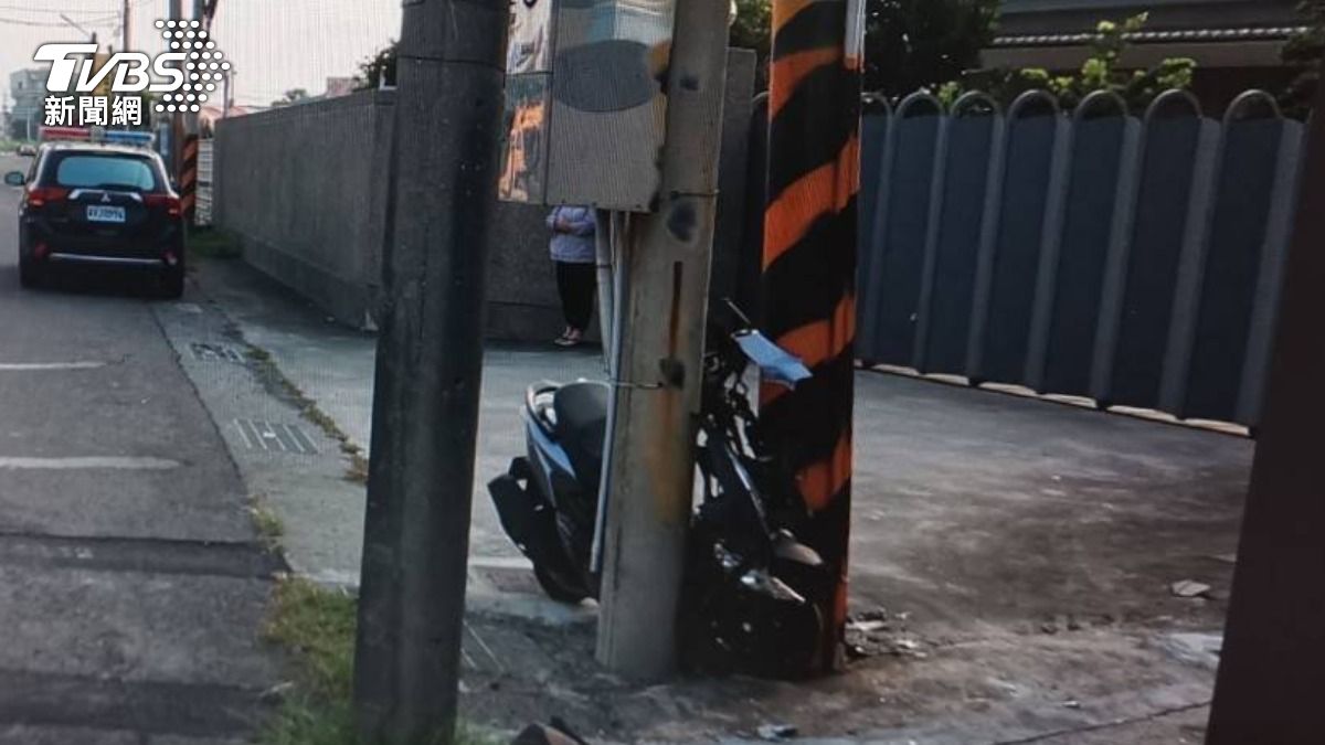 機車失控擠進電杆間的狹窄縫隙中,騎士經送醫搶救後宣告不治。(圖/TVBS)
