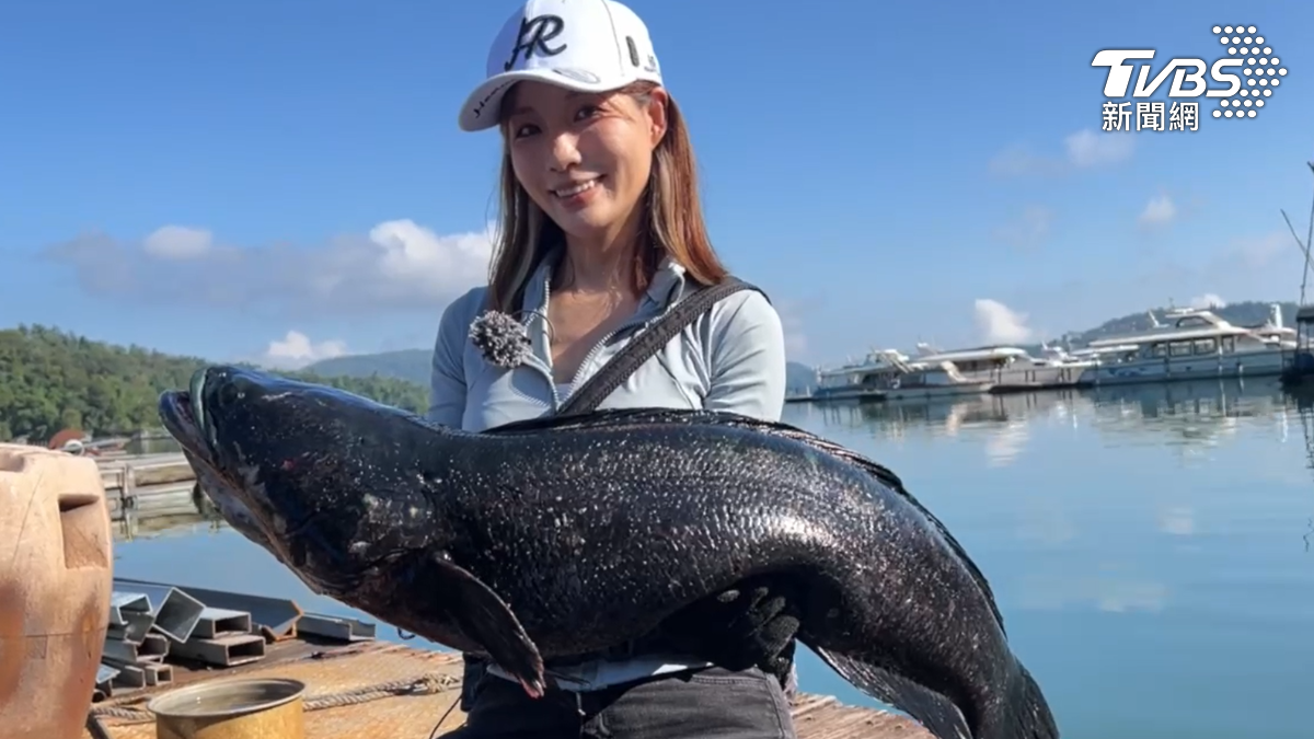 超吸睛！日月潭惡霸繁殖期　正妹釣客「活逮」88公分魚虎