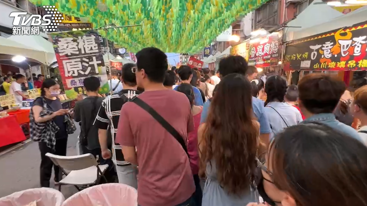 許多民眾來朝聖夜市。(圖/TVBS)