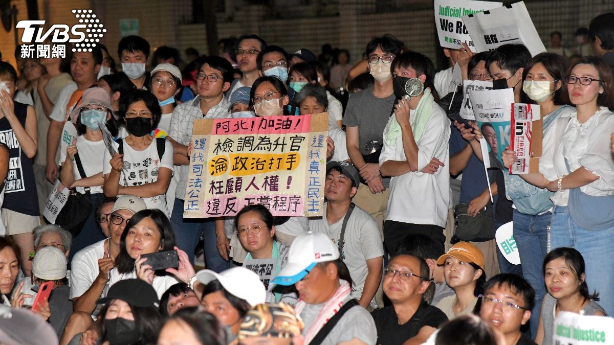 小草高舉標語表達支持柯文哲的心聲。(圖/胡瑞麒攝)