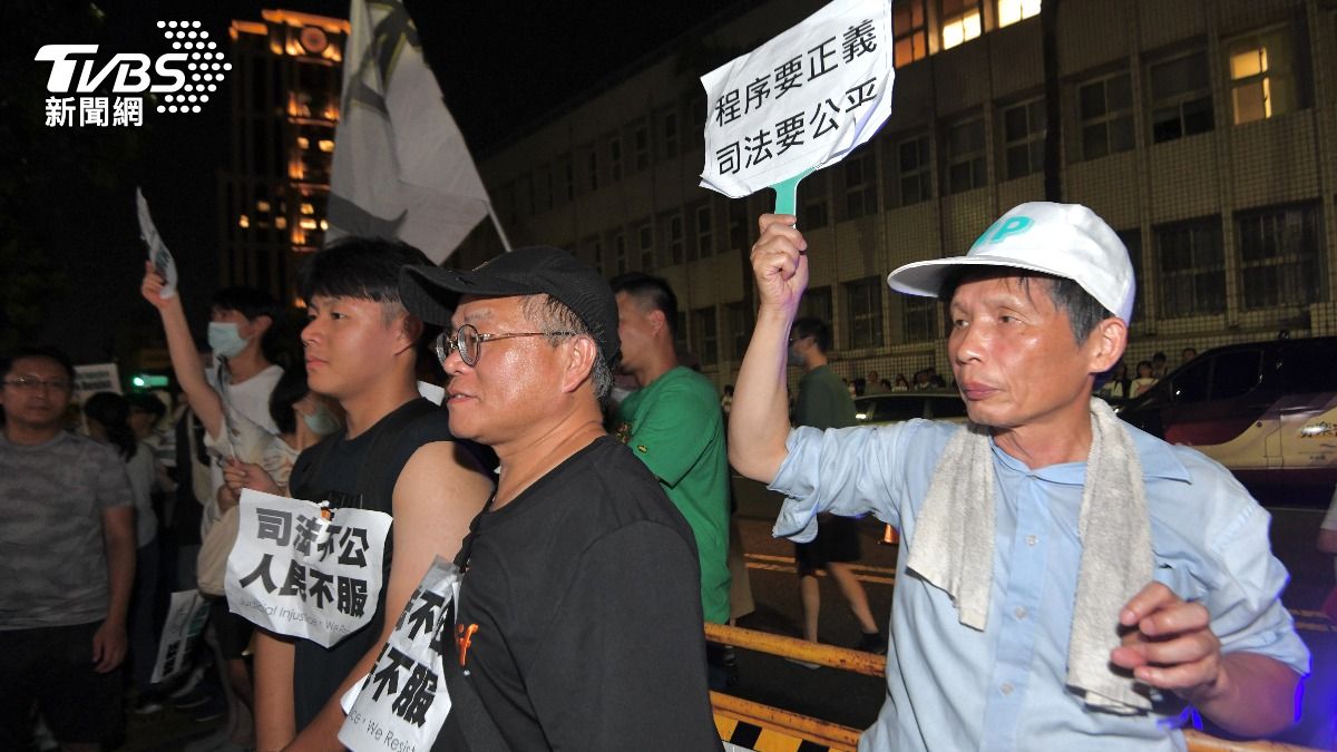 不少支持者從白天守候到晚上。(圖/胡瑞麒攝)