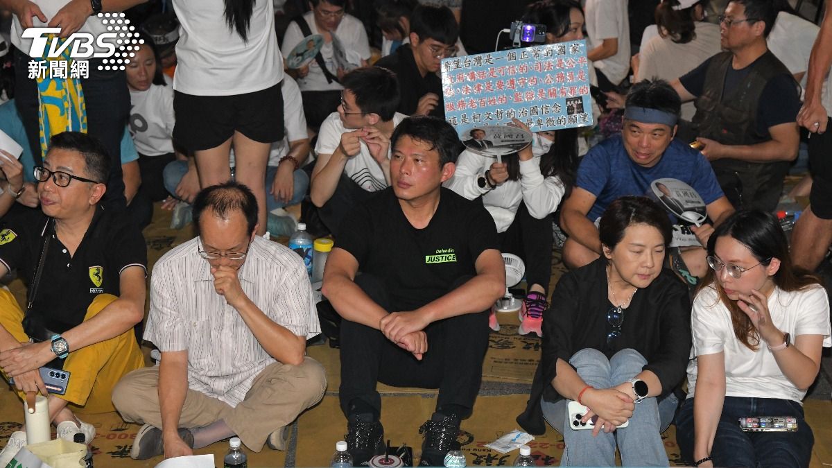 民眾黨立委黃國昌一身黑坐鎮現場。(圖/胡瑞麒攝)