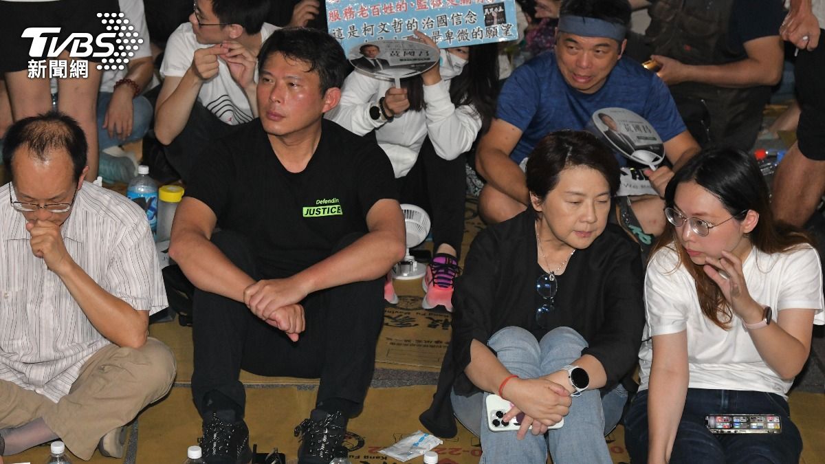 黃國昌、黃珊珊1日晚間赴北檢。(圖/胡瑞麒攝)