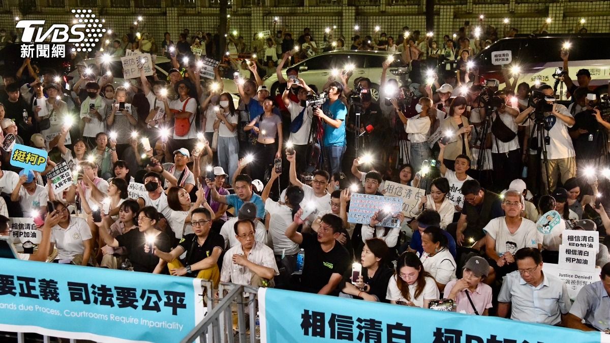 圖輯/小草「挑燈夜戰」!聚集北檢挺柯文哲 民眾黨幹部一排守候