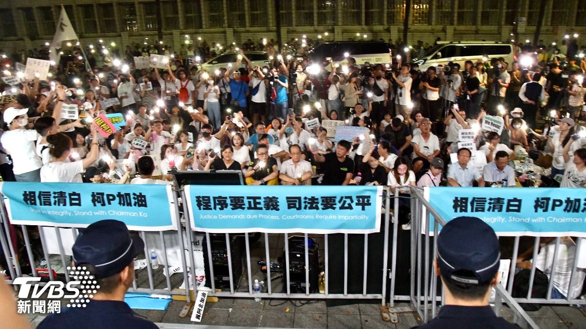 北檢對面馬路也擠滿人潮。(圖/胡瑞麒攝)