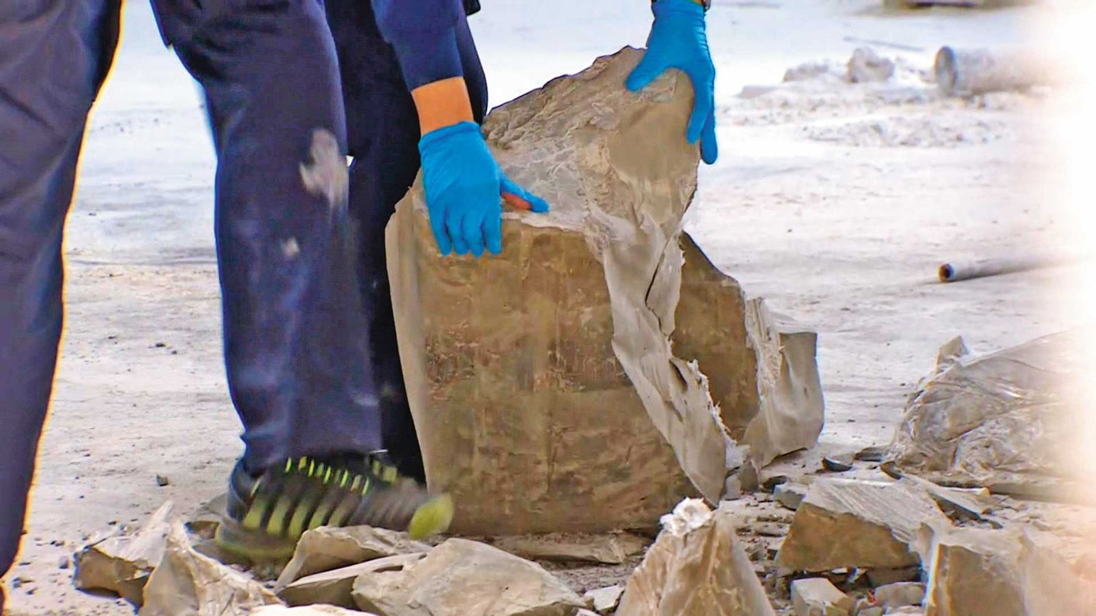 專案小組敲開厚重水泥塊，將陳男遺體從水桶內搬出。（圖／東森新聞提供）