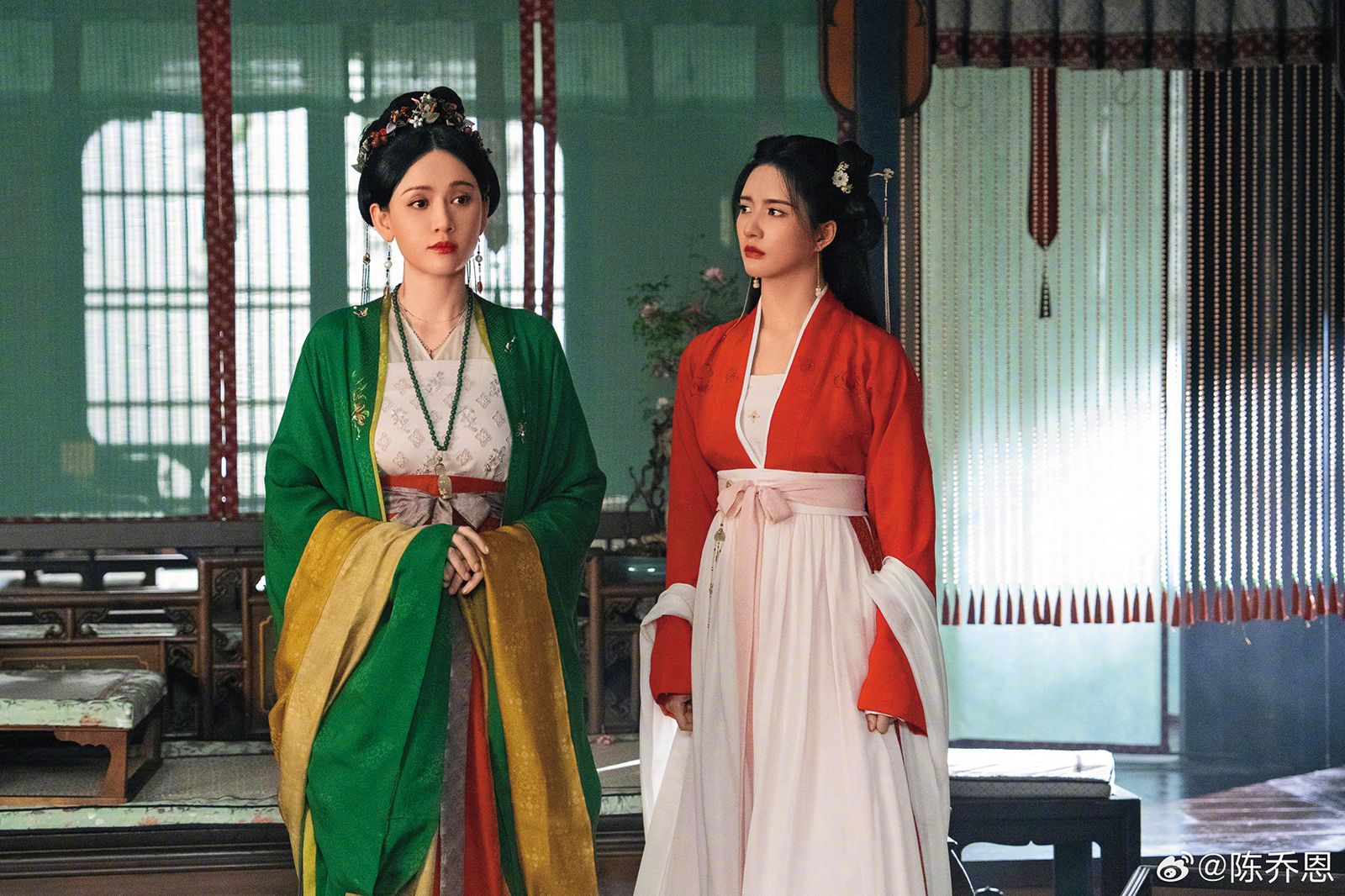 陳喬恩(左)在《墨雨雲間》飾演心狠手辣的繼母,引發討論。右為劉些寧。(圖/翻攝自陳喬恩微博)