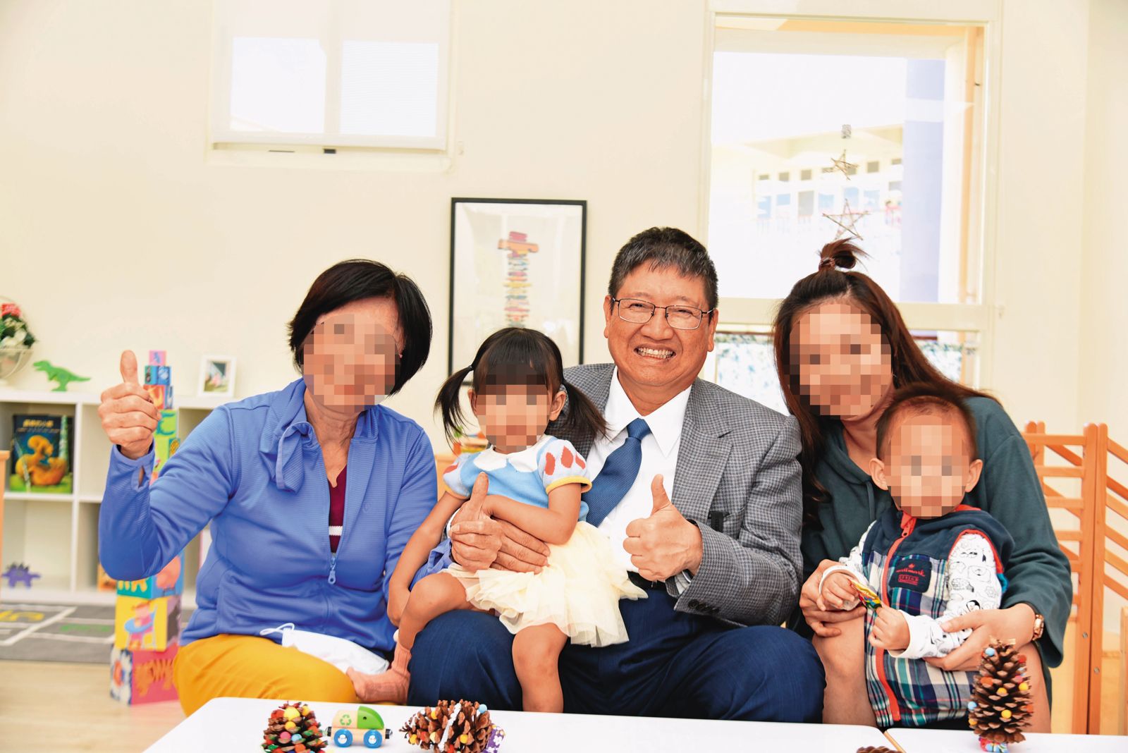 新竹縣長楊文科(右二)在嘉豐幼兒園落成時,曾親自到場剪綵,將其認為是重要政績之一。(圖/翻攝自新竹縣政府官網)
