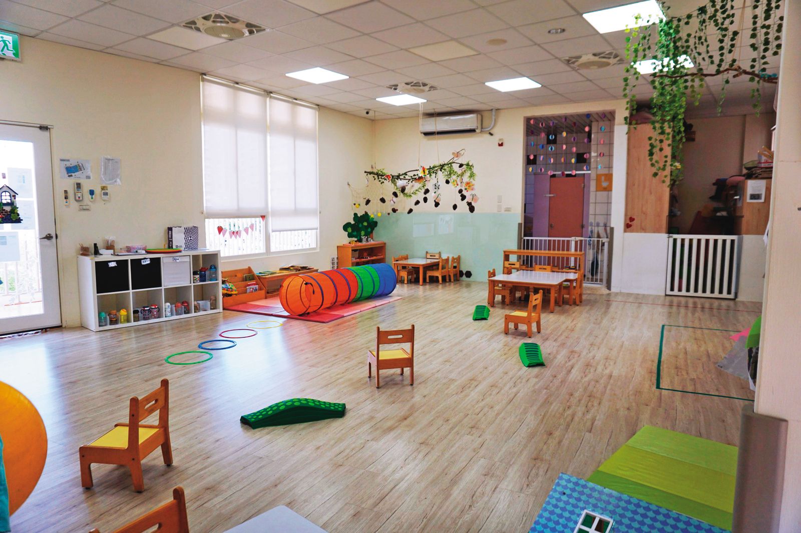 有幼童只因不想午睡，就遭老師關進沒開燈的廁所內許久。（圖／翻攝自新竹縣政府官網）