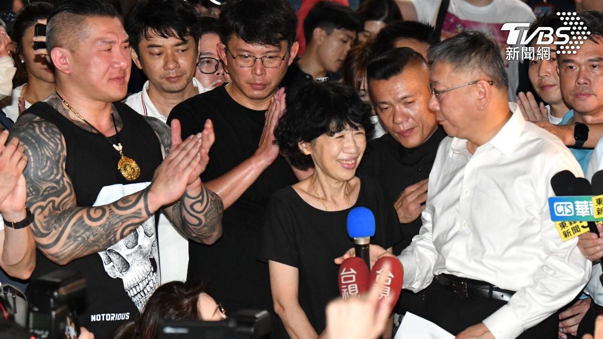 護送柯文哲!館長轉頭「1句髒話」怒飆名嘴全放送 鄉民讚:真男人