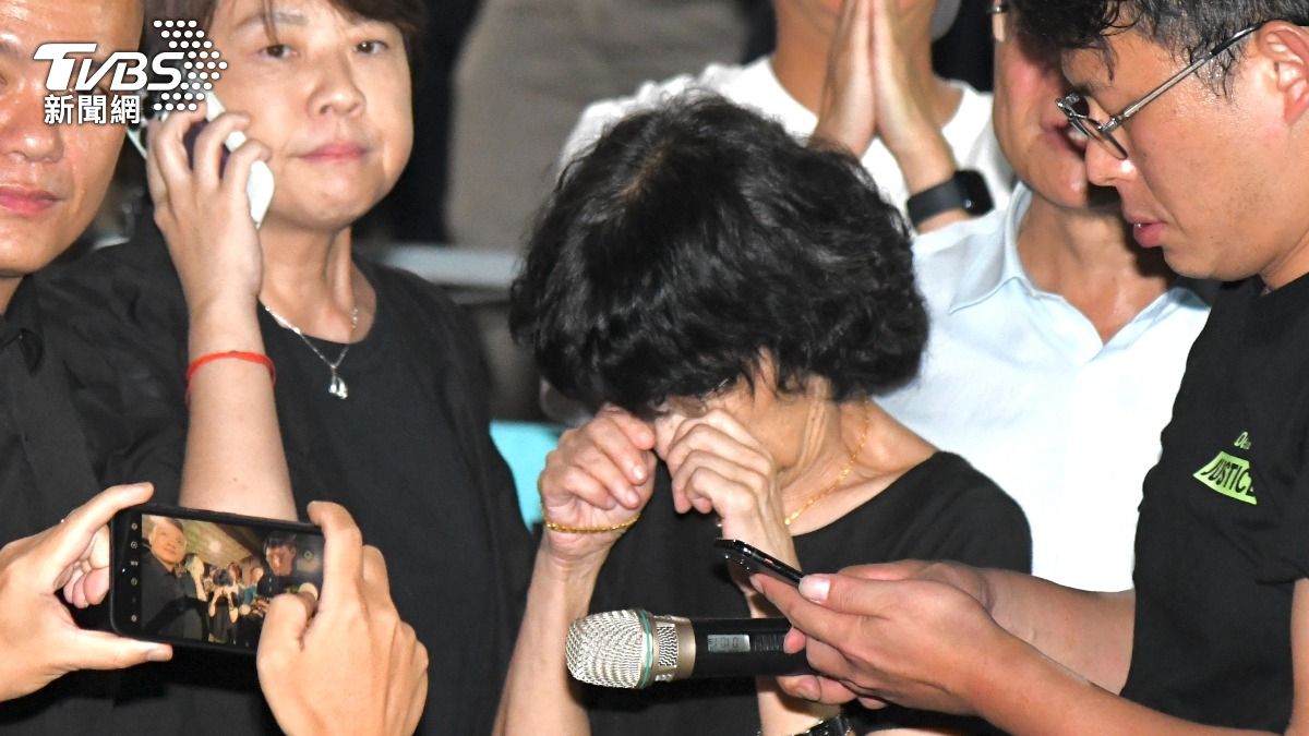 柯文哲妻子陳佩琪(中)和柯文哲都去了立委黃珊珊家(左)。(圖/胡瑞麒攝)