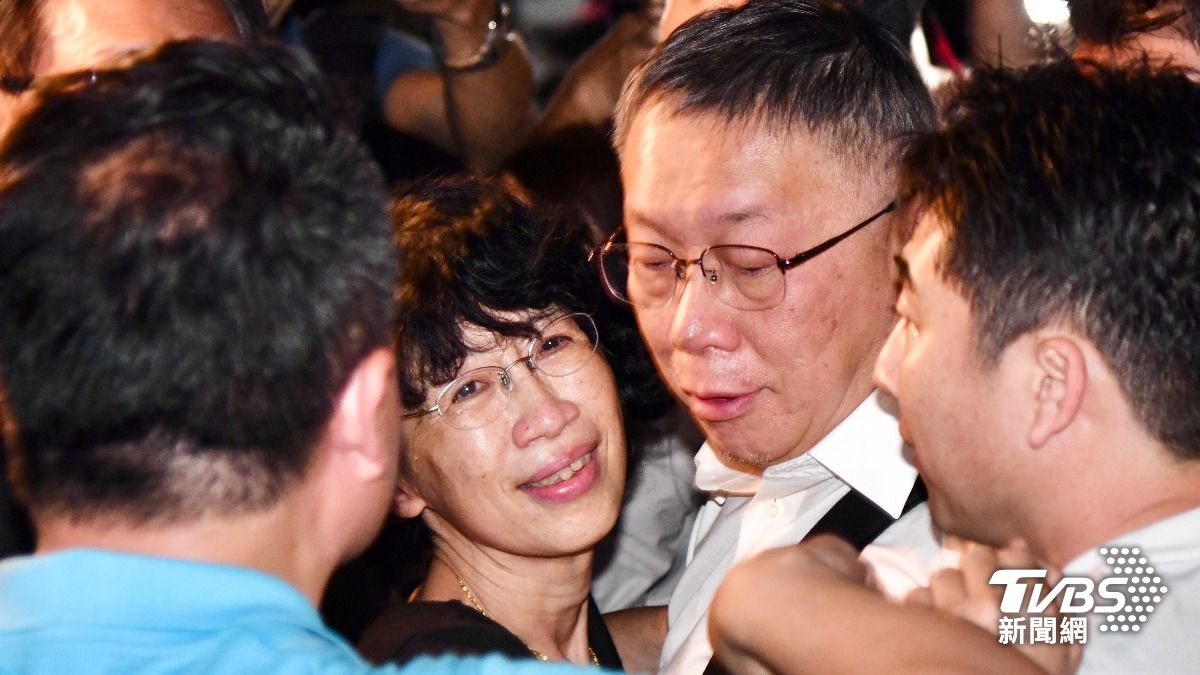 柯文哲妻子陳佩琪向前擁抱老公,激動淚崩。(圖/胡瑞麒攝)