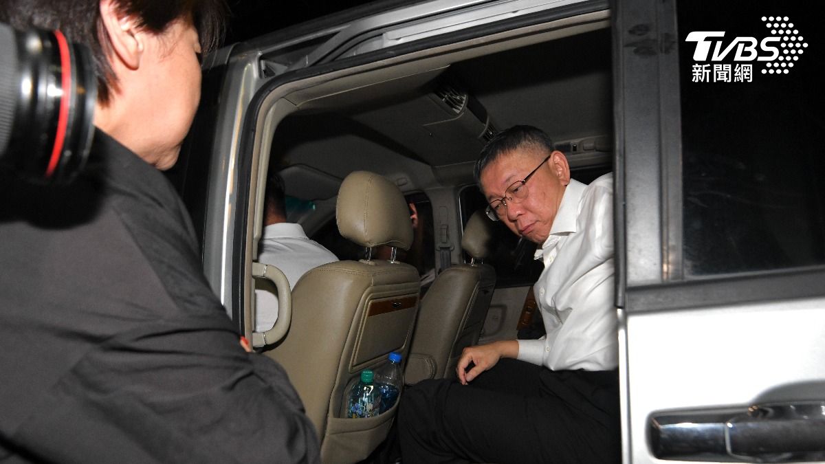柯文哲今凌晨無保請回,黃珊珊開車前來載柯文哲夫妻倆。(圖/胡瑞麒攝)