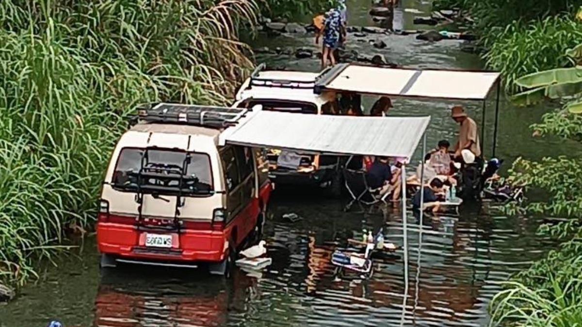 誇張!遊客「把車開進溪」原地搭棚露營 頭城人怒:破壞環境