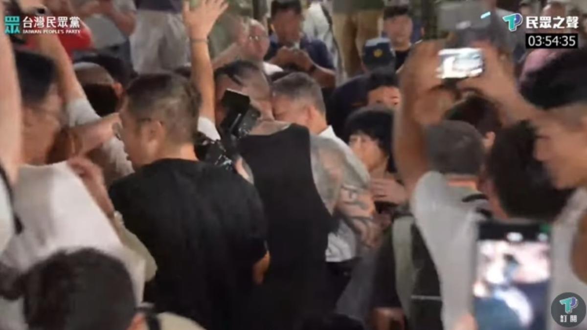 館長親自開路護送柯文哲。(圖/翻攝民眾之聲YT)