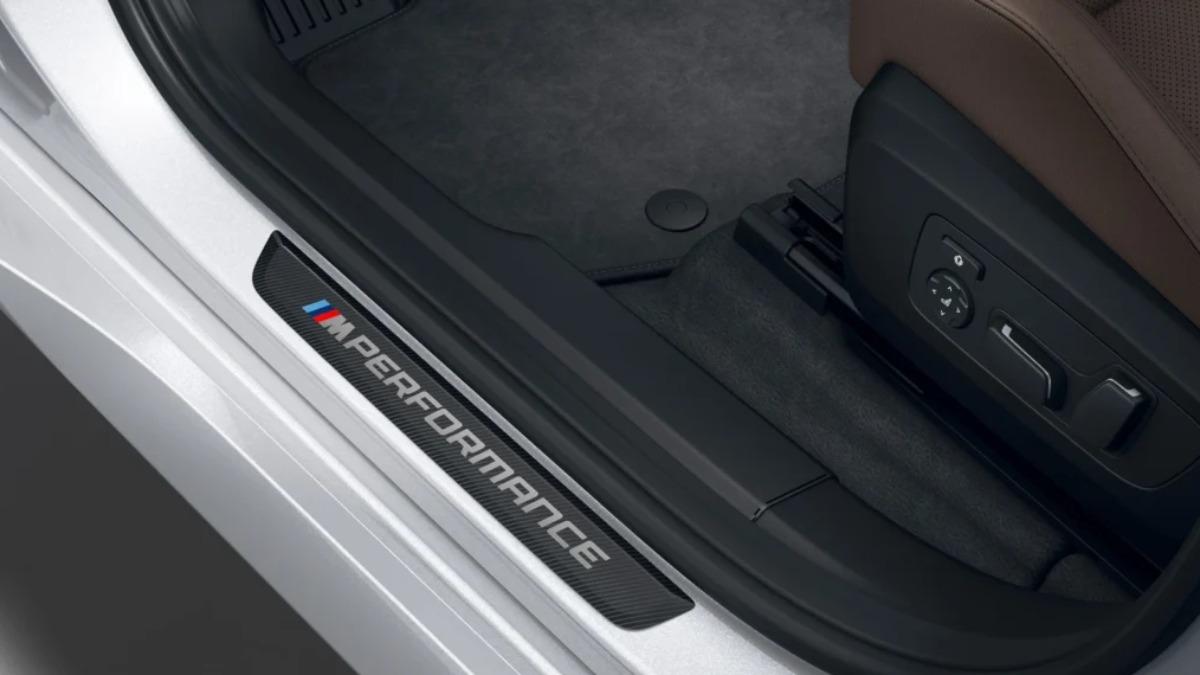 新世代X3可選配具有M Performance字樣的M款碳纖維門檻。(圖/BMW提供)