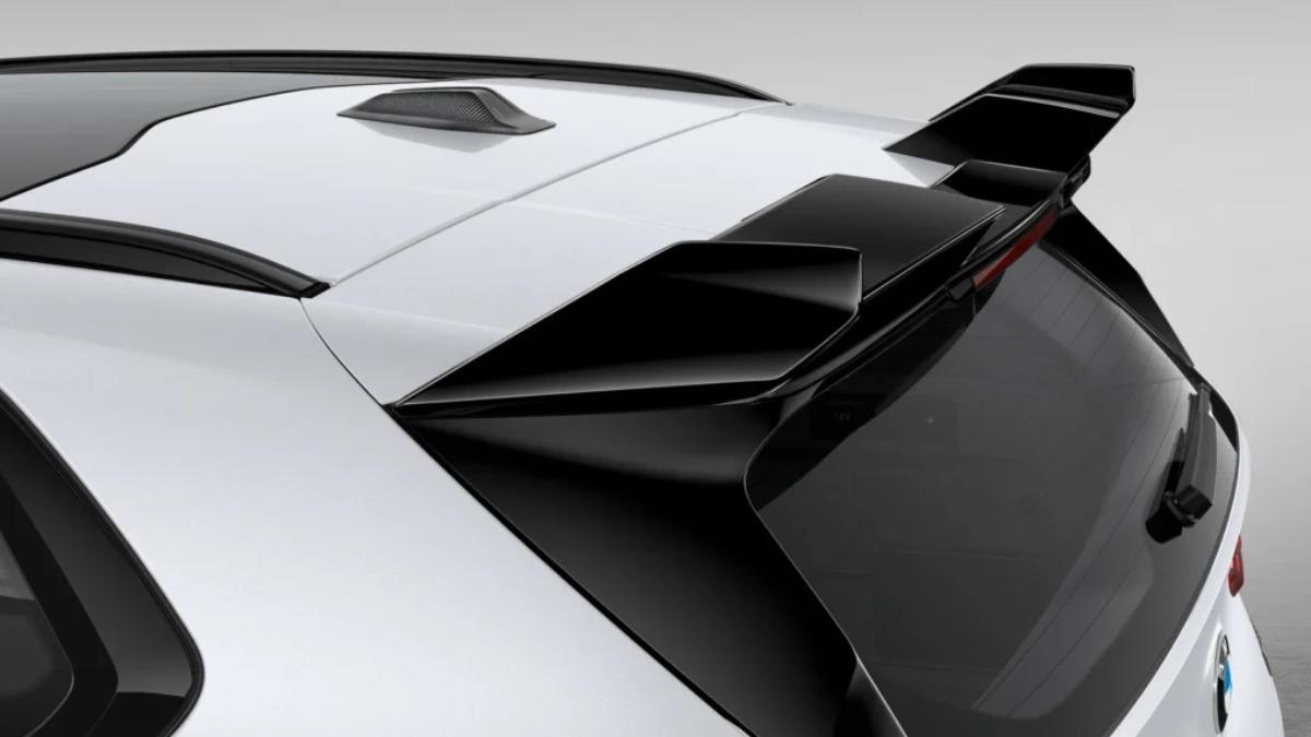 X3專屬M Performance Parts套件搭配更具張力的空力尾翼。(圖/BMW提供)