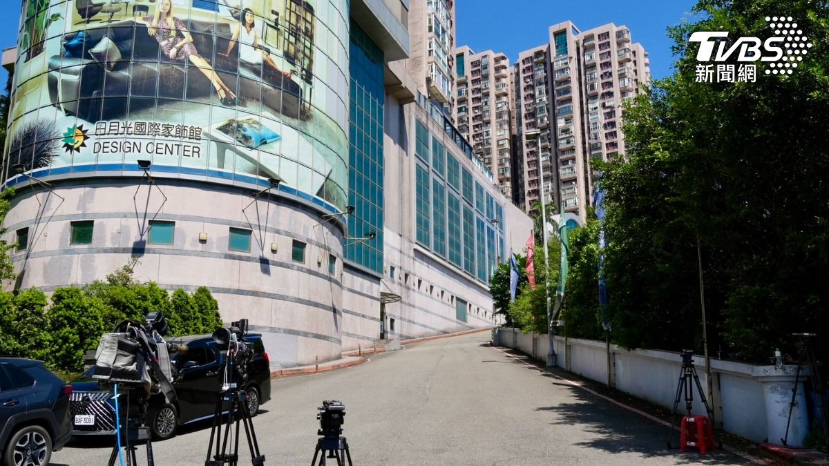柯文哲無保請回後未返家,赴黃珊珊汐止住處,媒體在社區外守候。(圖/區國強攝)