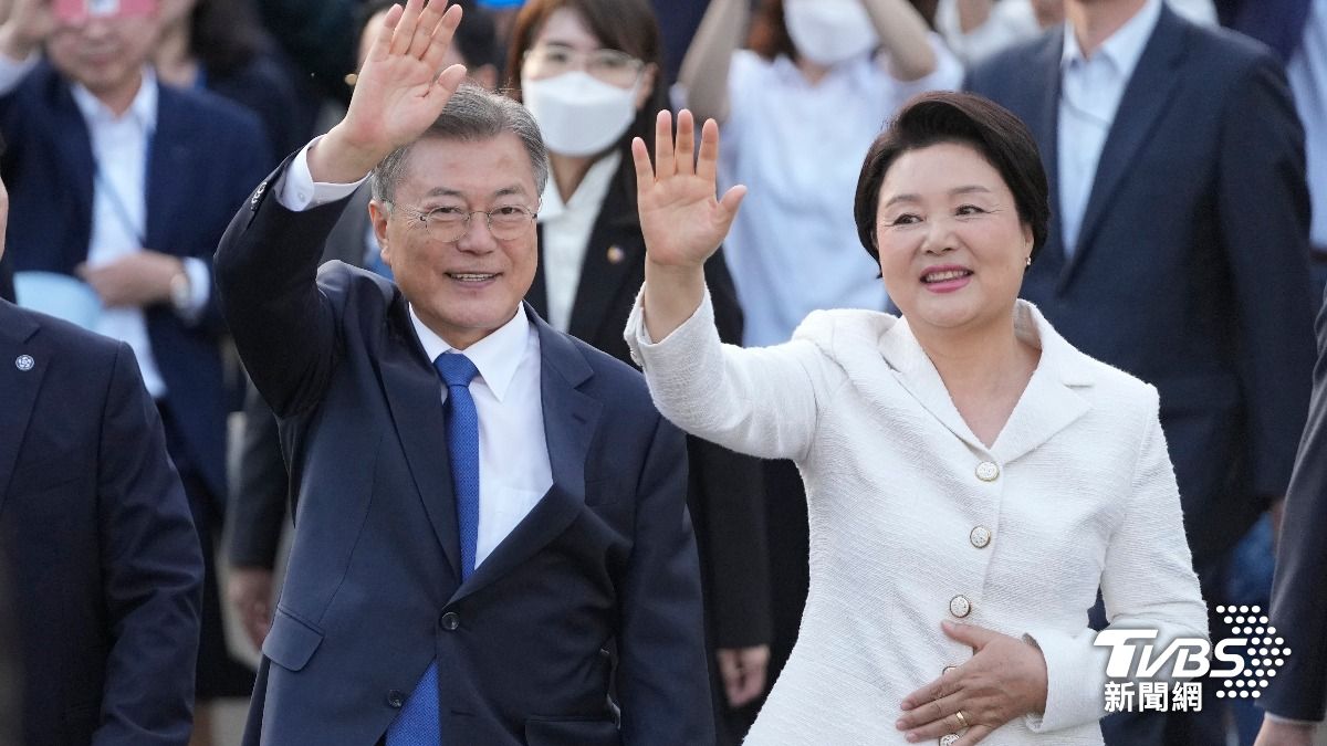左文在寅；右文在寅妻子金正淑。 (圖／達志影像美聯社)