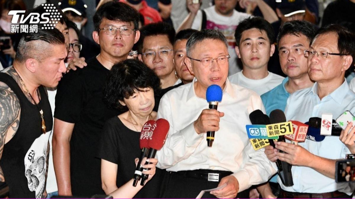 柯文哲2日凌晨3時被台北地院裁定「無保請回」。 （圖／胡瑞麒攝）
