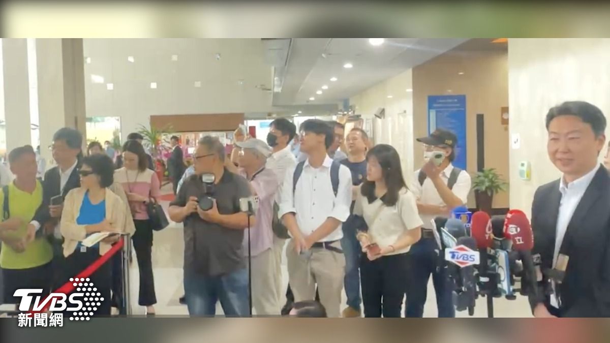 受訪突有男子闖入狂罵，交通部長陳世凱尬笑。（圖／陳昫蓁攝）