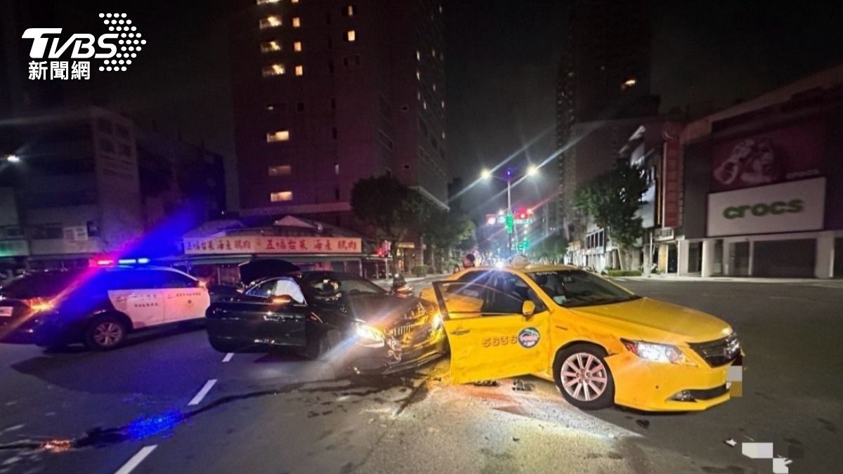 高雄小黃凌晨闖紅燈撞賓士 駕駛父氣不過下車痛毆運將