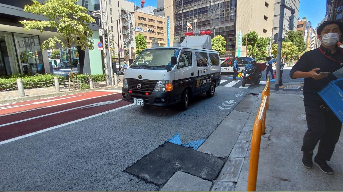 警衛被水泥碎塊砸中後頭破血流、倒地不起。（圖／翻攝自X@masaki_kkmt）