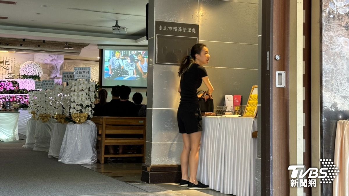 丫子現身告別式。(圖/林彥君攝)