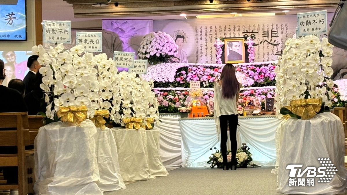 Makiyo在靈前致詞。(圖/林彥君攝)