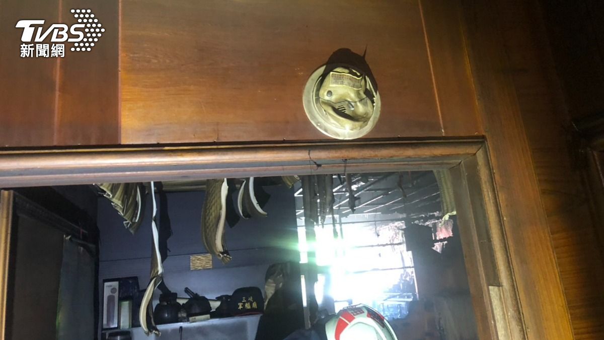 住宅火警警器讓屋內4名住戶提前反應逃生，最後順利獲救。（圖／TVBS）