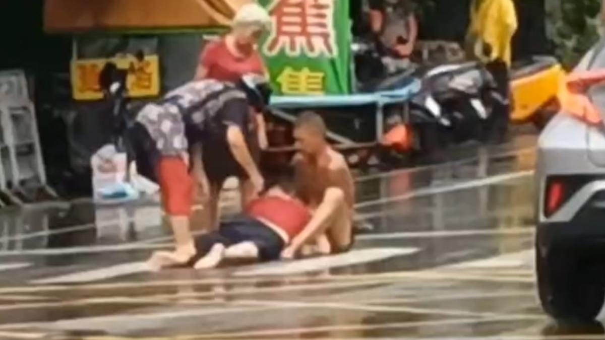 新仇加舊恨!怨惡鄰搬家太吵 台中赤膊男不怕被撞「路中開打」