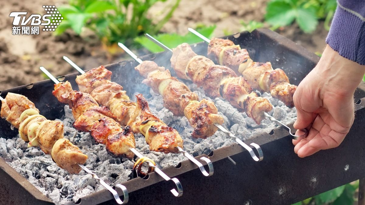 烤肉碳排量高且會製造垃圾。(示意圖/Shutterstock達志影像)