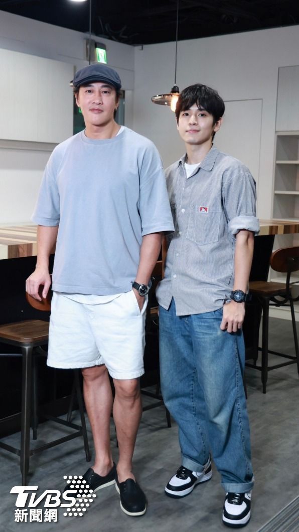 何潤東(左)、張豐豪私下互動逗趣。(圖/黃城碩攝)