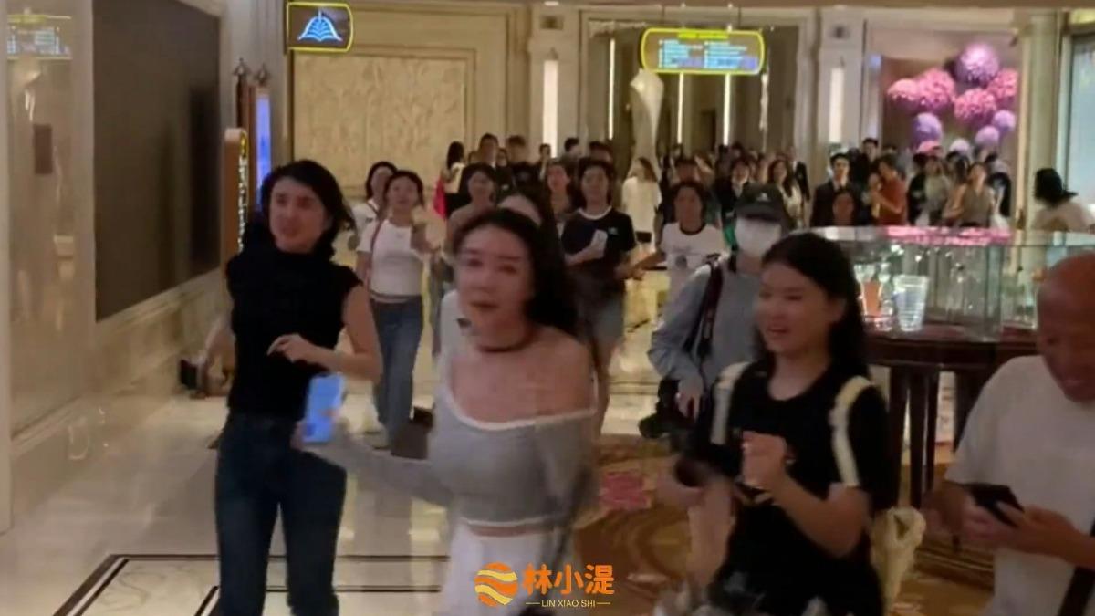 一群拿著手機的粉絲將全紅嬋包圍起來。(圖/翻攝自網路)