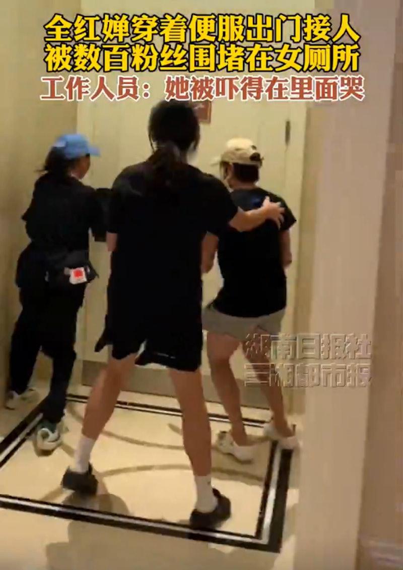 全紅嬋與友人被追趕到女廁。(圖/翻攝自網路)