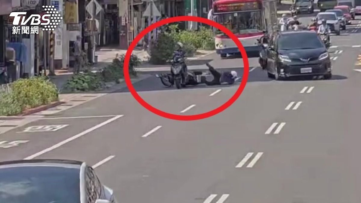 陳姓男子騎車衝出巷口害後方騎士急煞慘摔。(圖/TVBS)