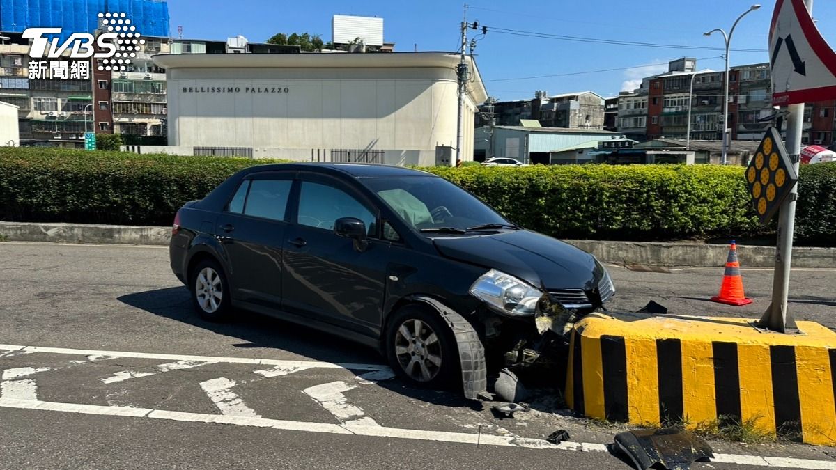 駕駛分神拿手機 下秒失控猛撞分隔島…愛車「下巴」掉了