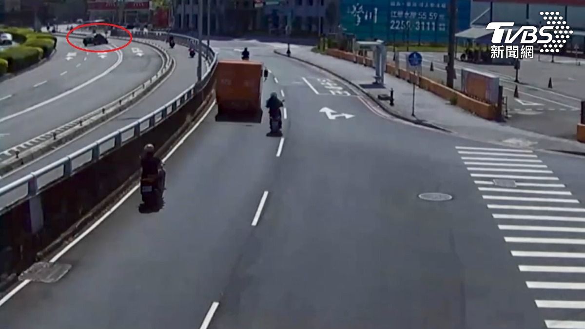 小轎車自撞分隔島,車頭幾乎全毀。(圖/TVBS)