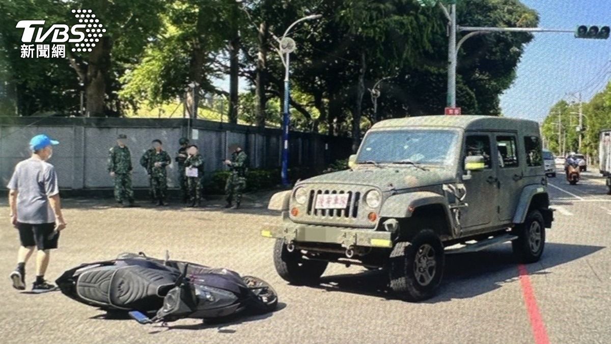 剛要進營區!桃園軍用車下秒「撞倒騎士」 5旬男多處骨裂送醫