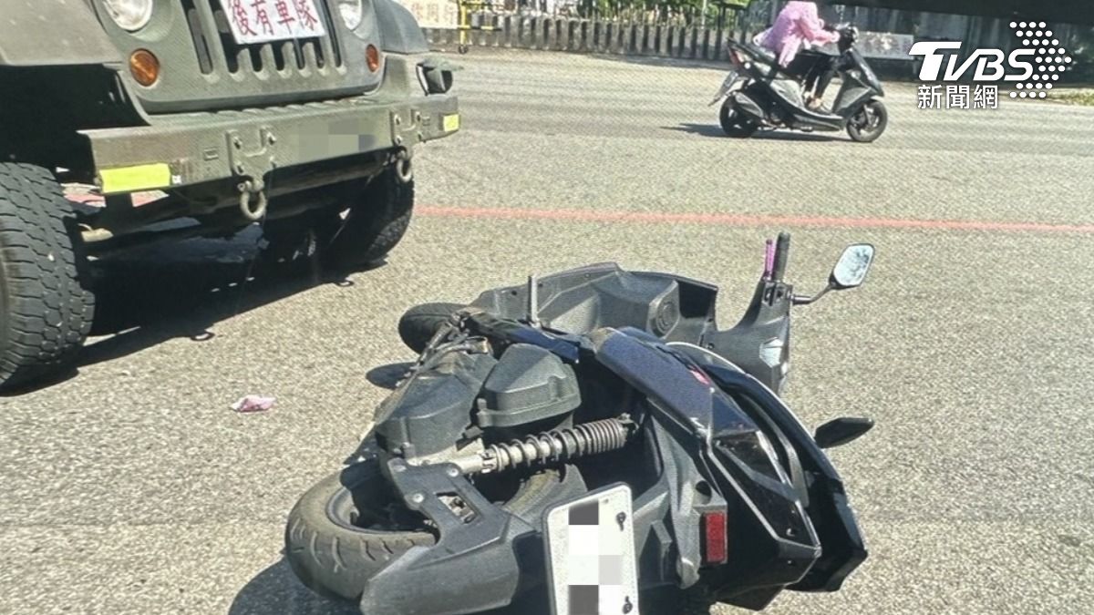 一輛軍用車與一台機車發生碰撞。(圖/TVBS)