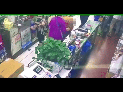 周翁突然倒地不起,嚇壞一旁民眾及藥師。(圖/TVBS)