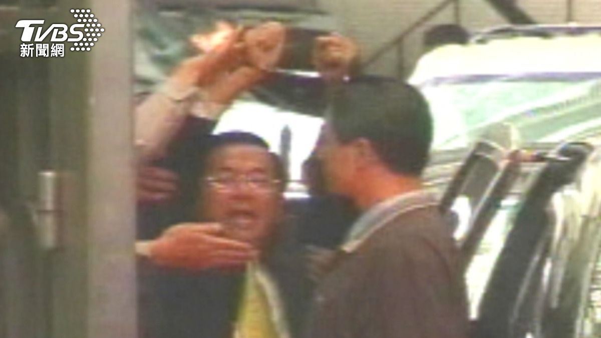 2008年,陳水扁收押移送北所。(圖/TVBS資料畫面)
