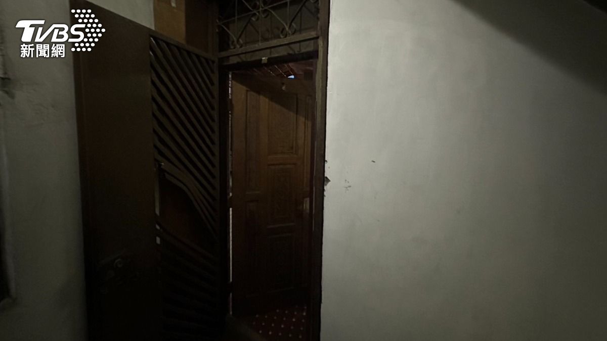 疑電扇弒父「兒染血走絕路」!新北雙屍案 30歲弟屋內裸伴屍