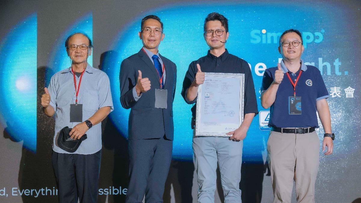 Simmpo 攜手國內頂尖學術資源及合作夥伴,共同開創抗藍光科技全新哩程。左起依序為陽明交通大學光電工程學系謝文峰教授、台灣德國萊因 ITE 部門總經理張家祥、Simmpo 創辦人許展榕及海伯特總經理莊正昇。