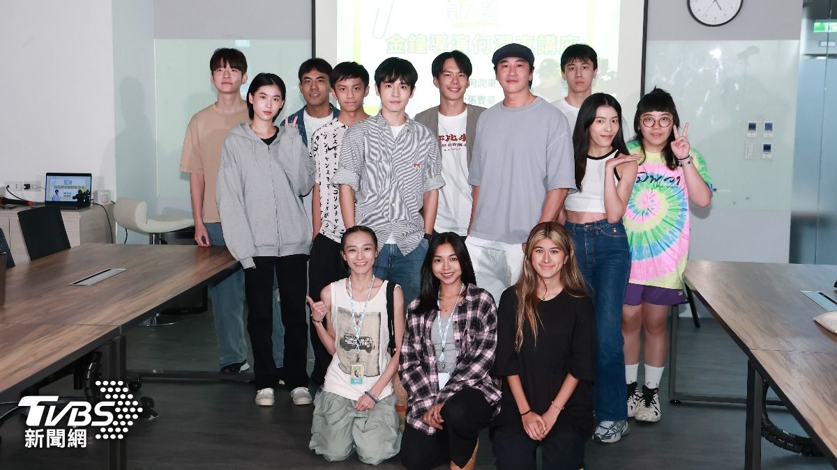 何潤東(後排右四)為TVBS新人營授課,讓學員們獲益良多。(圖/黃城碩攝)