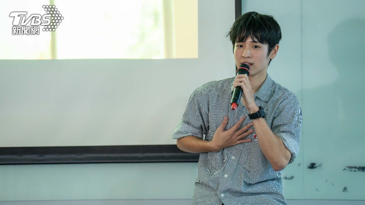 張豐豪將自身經驗傳授給新人。(圖/黃城碩攝)