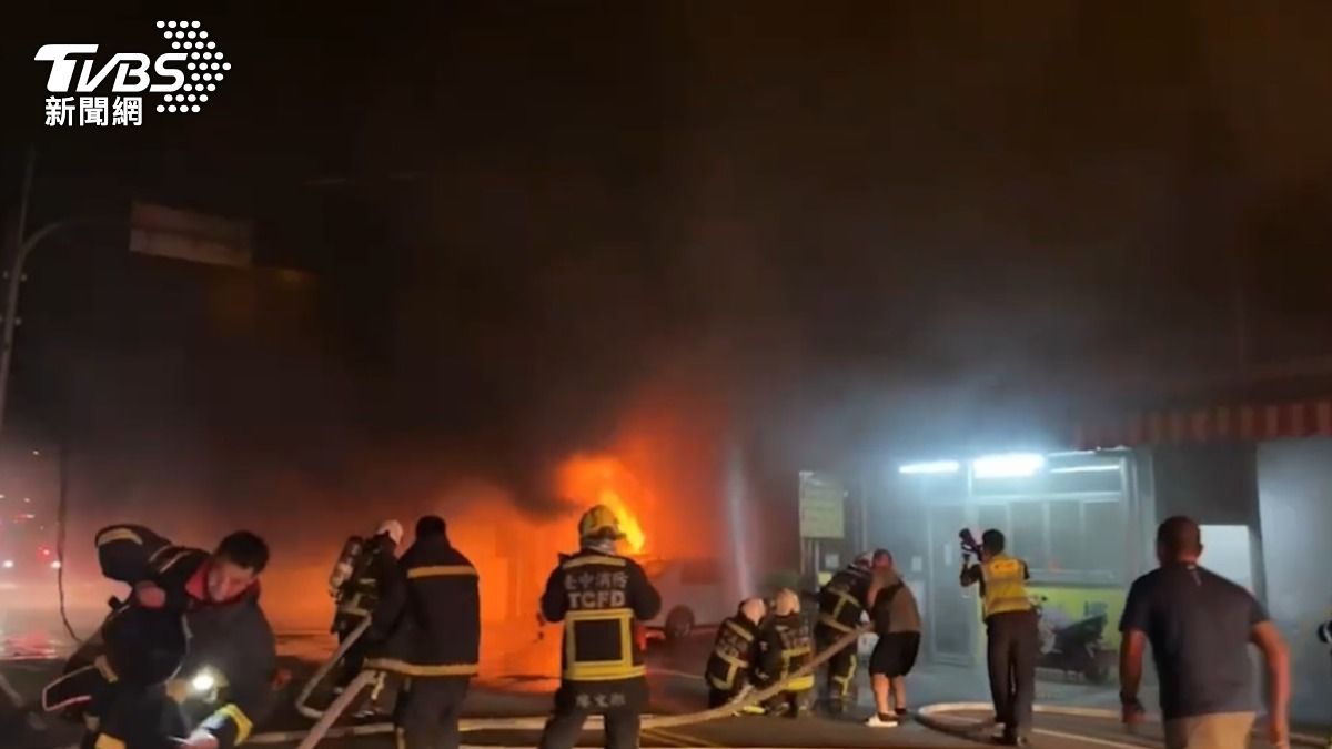 潭子區一間汽修行爆發嚴重火警。（圖／TVBS）