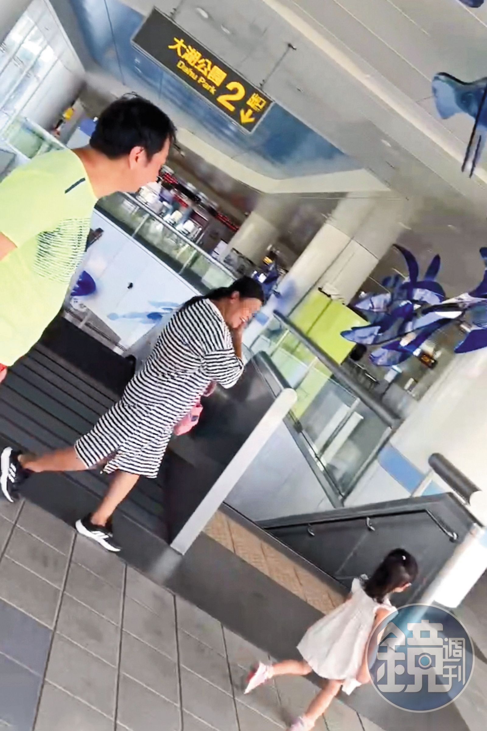 九孔（左）帶著兩歲女（右）到大湖公園玩耍結束後，與移工（中）一起進入捷運站。（圖／鏡週刊）