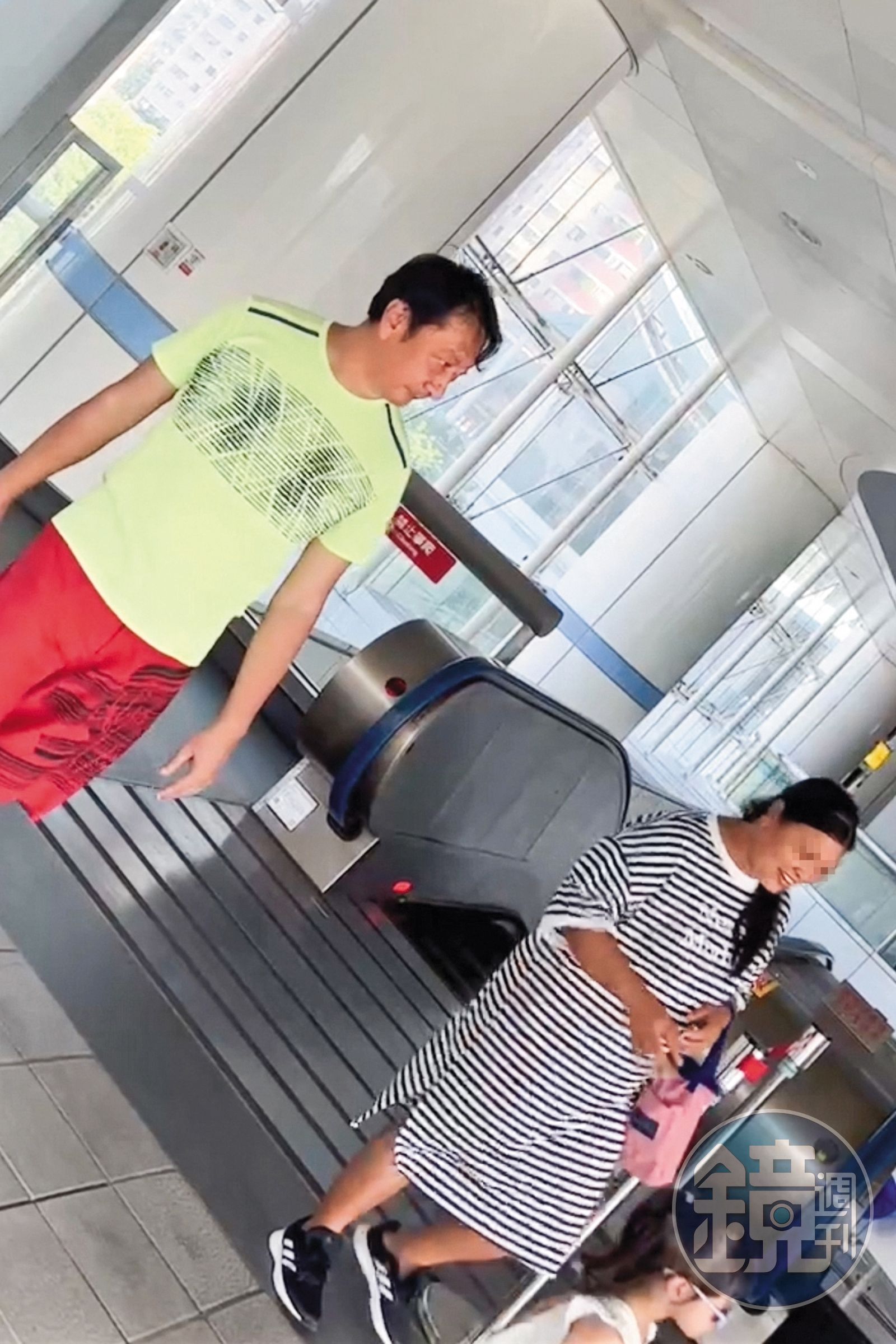 九孔（左）與移工（中）多次被直擊現身捷運站，只因女兒（右）喜歡搭捷運。（圖／鏡週刊）