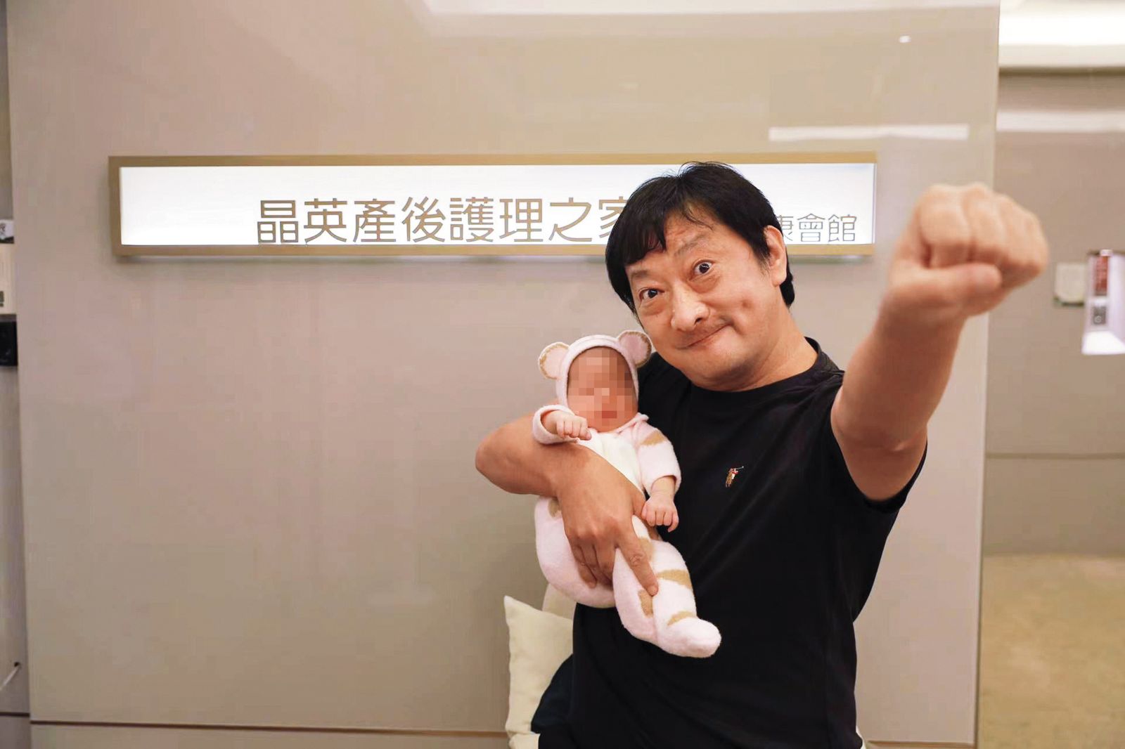 九孔兩年前升格當爸，在月子中心接受本刊獨家訪問。（圖／九孔提供）